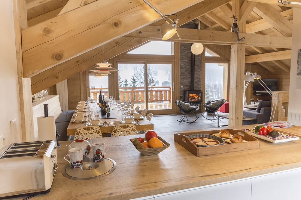 Vue du grand séjour depuis la cuisine