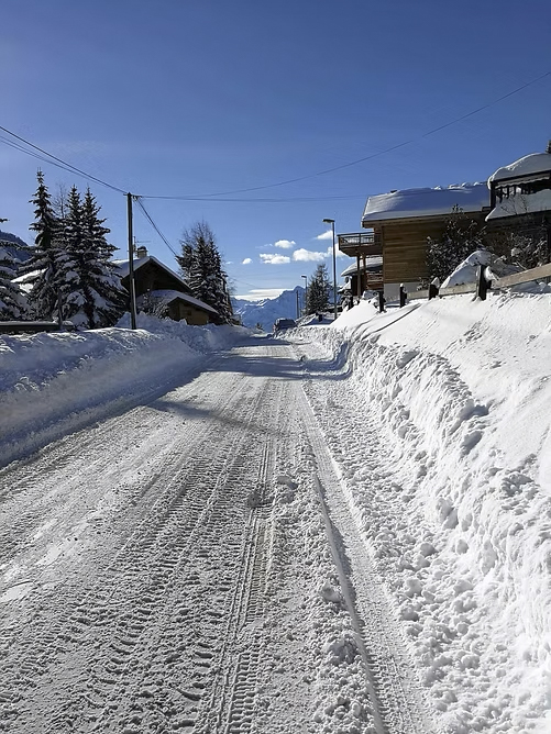Petite rue tranquille au cœur du village