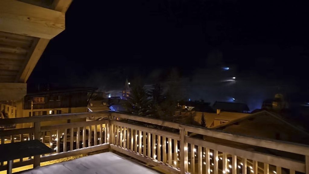 Vue sur l'église et le travail des pistes la nuit