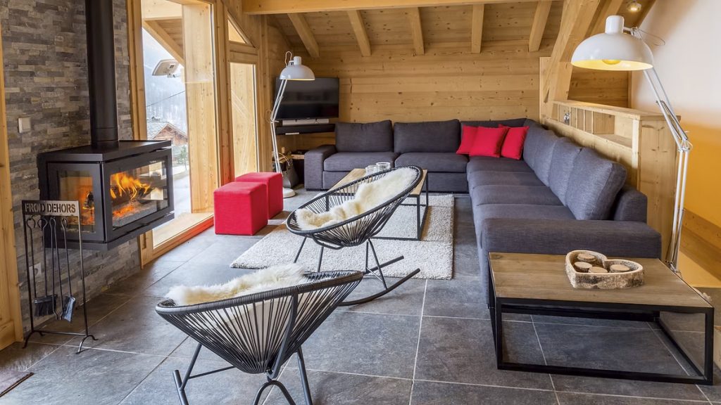 Coin salon avec écran plat, vue sur pistes