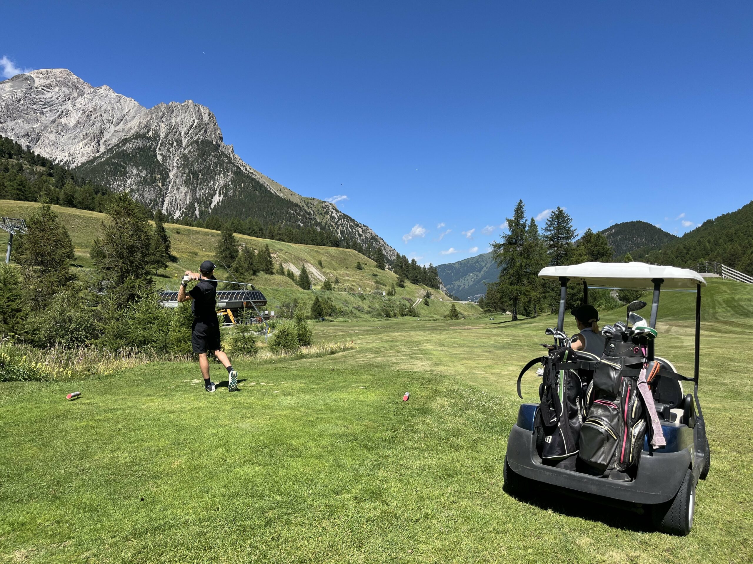 Le golf aussi se joue des deux côtés de la frontière: 9 trous en France et 9 trous en Italie!