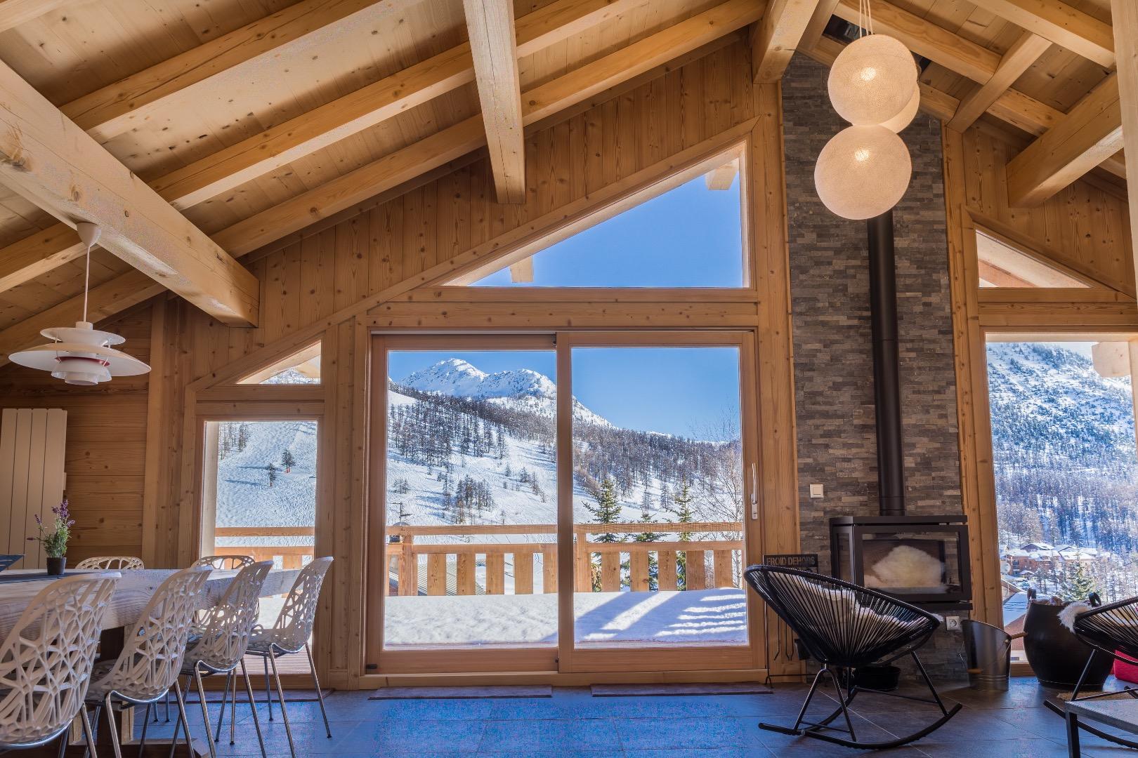 Grand séjour de 60m² avec foyer, donnant sur la terrasse plein sud: vues exceptionnelles sur le village, les pistes de ski et les montagnes environnantes.