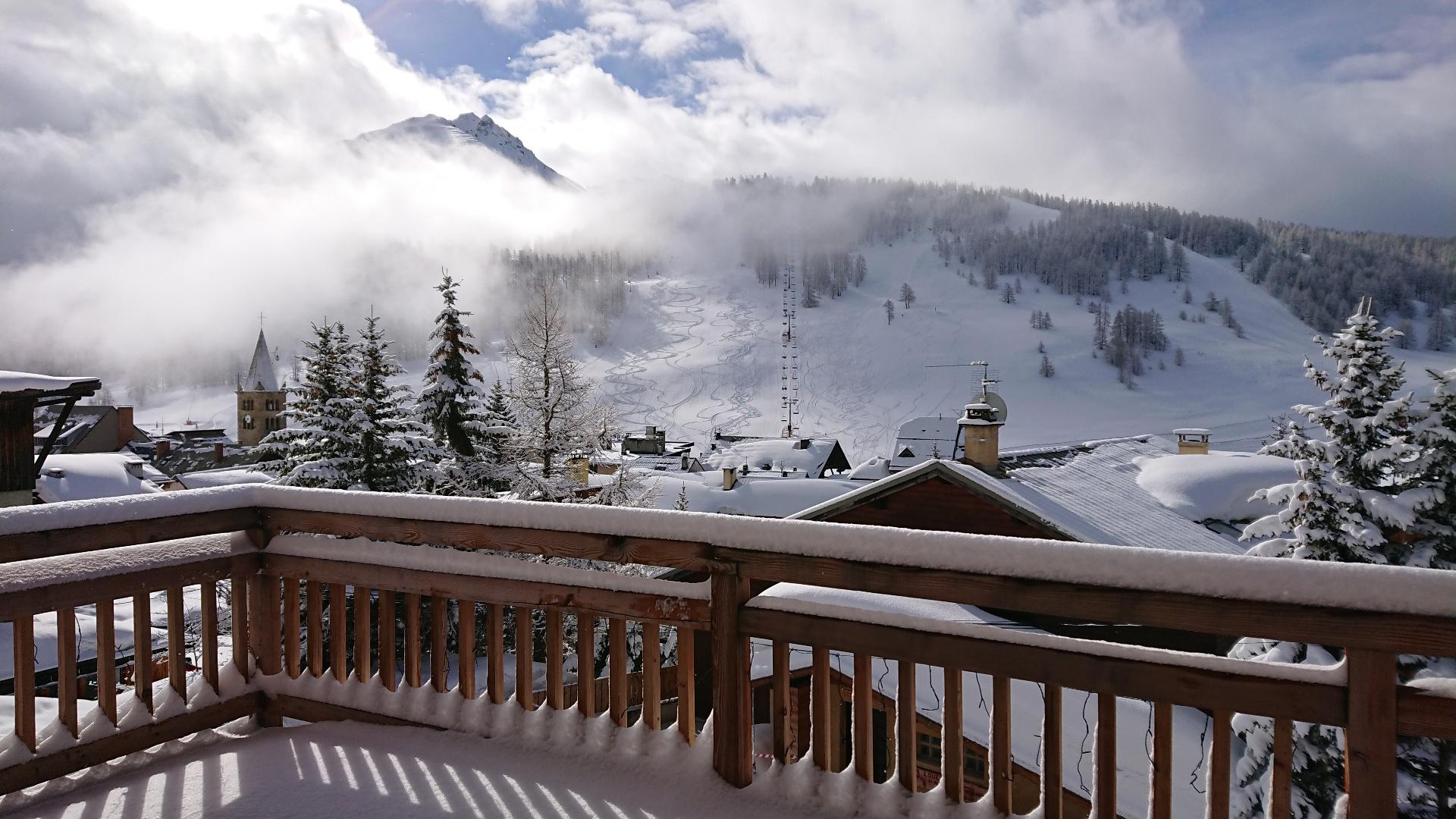Au coeur du village de Montgenèvre, vue magique directe sur les pistes: plein Sud!